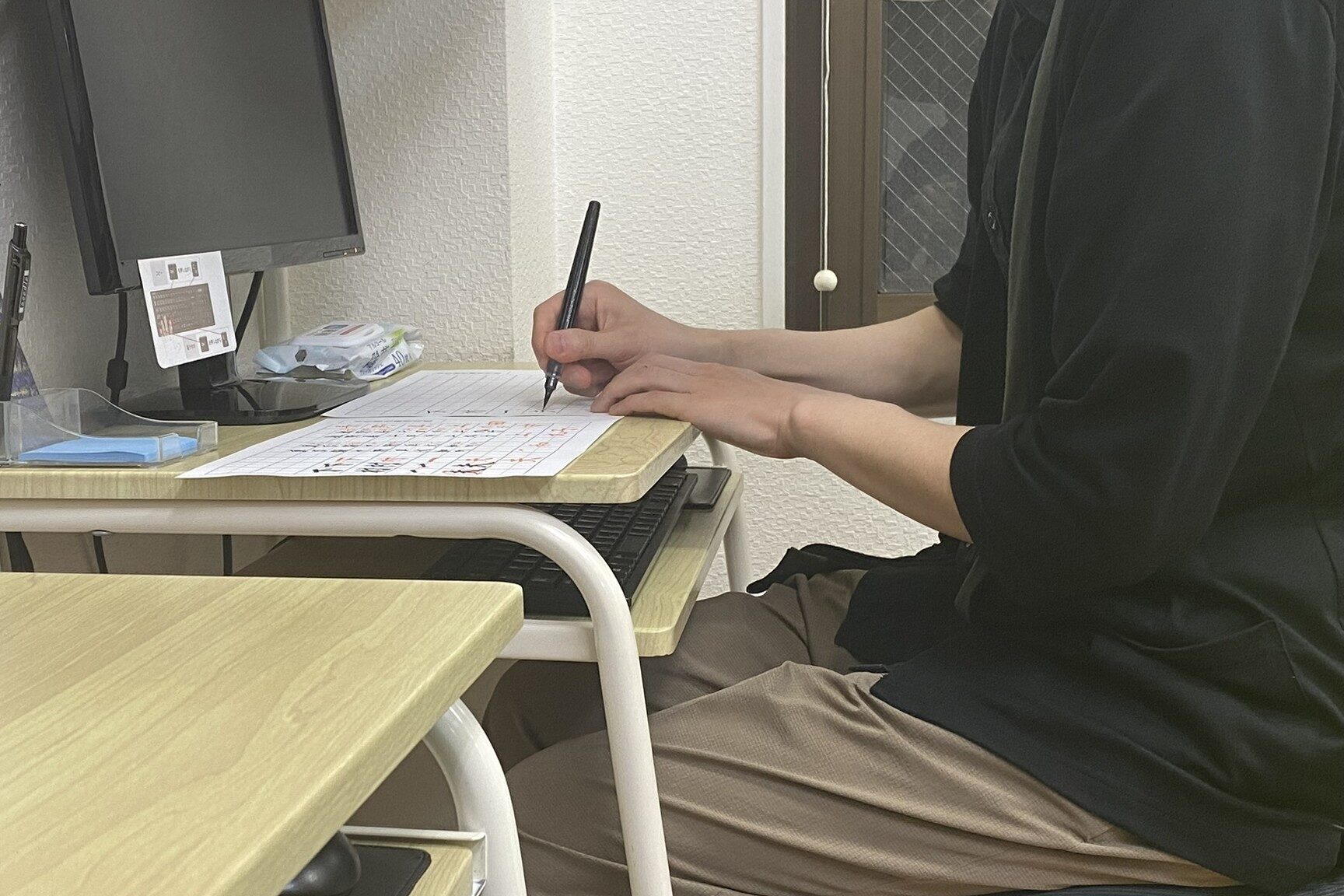 体験会の様子。筆ペンの練習